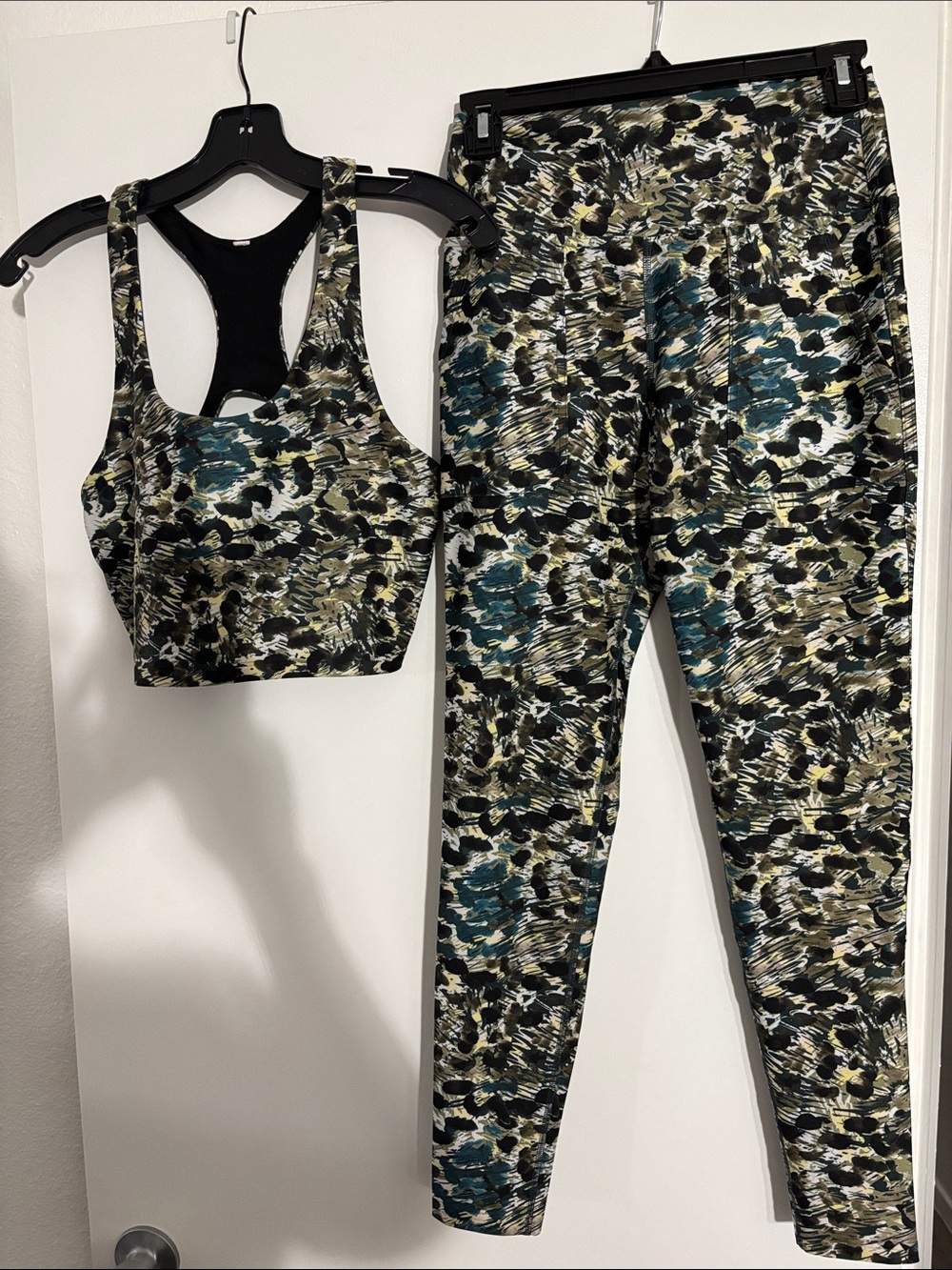 Printed High-Waist Leggings & Racerback Sports Bra Set - Teal/Black Multi